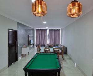 uma sala de estar com uma mesa de bilhar verde em Casa do Sonho, Piscina, Sinuca, Churrasqueira em Maringá
