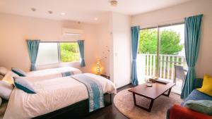 una camera da letto con un grande letto e un balcone di なにもない幸せな島のリトリート宿 THE BONDS Island Stay a Matsuyama Altre 52 foto