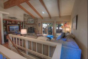 uma sala de estar com um sofá azul e uma lareira em Cozy Bear Lodge home em Incline Village