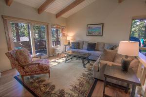 uma sala de estar com um sofá e uma mesa em Cozy Bear Lodge home em Incline Village