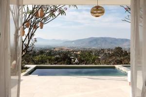 Cette maison avec piscine offre une vue sur les montagnes. dans l'établissement CASA SIRENA Montaña, Alberca y Hermosa vista, à San Andrés Huayapan