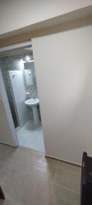 ゴドイ・クルスにあるDepartamento Botánica - Orquídeasのバスルーム(洗面台、トイレ付)が備わります。