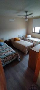ゴドイ・クルスにあるDepartamento Botánica - Orquídeasのベッドルーム1室(ベッド2台付)