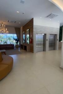 een grote woonkamer met een bank en een lobby bij São Pedro Resort in Piracicaba