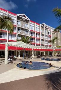 um hotel com piscina em frente a um edifício em São Pedro Resort em Piracicaba