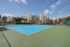 - un court de tennis avec une personne debout dans l'établissement NSB Special Rates May 2023! Head to the beach!, à New Smyrna Beach