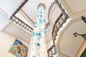 un albero di Natale nell'atrio di un edificio di Ortea Palace Hotel, Sicily, Autograph Collection a Siracusa