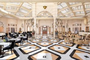 シラクーサにあるOrtea Palace Hotel, Sicily, Autograph Collectionの天井のダイニングルーム(テーブル、椅子付)