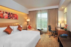 Postel nebo postele na pokoji v ubytování Four Points by Sheraton Hotel and Serviced Apartments Pune