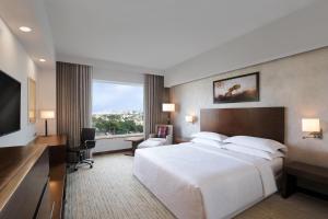 Postel nebo postele na pokoji v ubytování Four Points by Sheraton Hotel and Serviced Apartments Pune