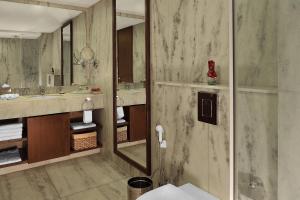 Koupelna v ubytování Four Points by Sheraton Hotel and Serviced Apartments Pune