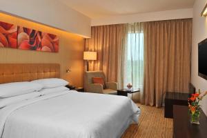 Postel nebo postele na pokoji v ubytování Four Points by Sheraton Hotel and Serviced Apartments Pune
