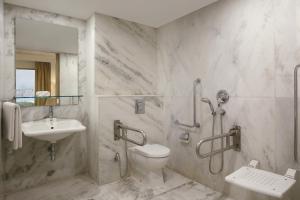 Koupelna v ubytování Four Points by Sheraton Hotel and Serviced Apartments Pune