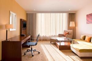 TV a/nebo společenská místnost v ubytování Four Points by Sheraton Hotel and Serviced Apartments Pune
