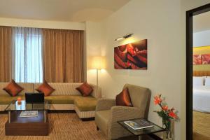 Posezení v ubytování Four Points by Sheraton Hotel and Serviced Apartments Pune