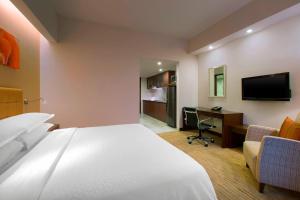 TV a/nebo společenská místnost v ubytování Four Points by Sheraton Hotel and Serviced Apartments Pune