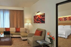 Posezení v ubytování Four Points by Sheraton Hotel and Serviced Apartments Pune