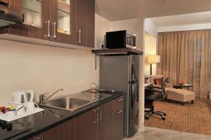 Kuchyň nebo kuchyňský kout v ubytování Four Points by Sheraton Hotel and Serviced Apartments Pune