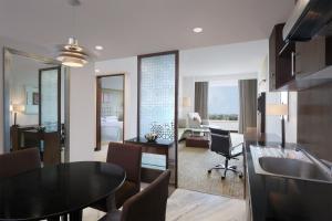 Posezení v ubytování Four Points by Sheraton Hotel and Serviced Apartments Pune
