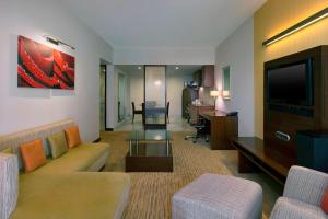 Posezení v ubytování Four Points by Sheraton Hotel and Serviced Apartments Pune