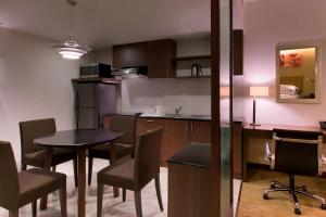 Kuchyň nebo kuchyňský kout v ubytování Four Points by Sheraton Hotel and Serviced Apartments Pune