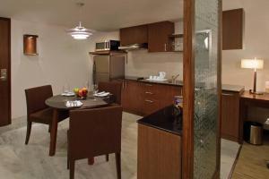 Kuchyň nebo kuchyňský kout v ubytování Four Points by Sheraton Hotel and Serviced Apartments Pune