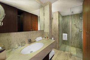 Koupelna v ubytování Four Points by Sheraton Hotel and Serviced Apartments Pune