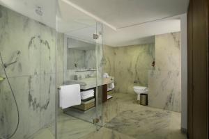 Koupelna v ubytování Four Points by Sheraton Hotel and Serviced Apartments Pune