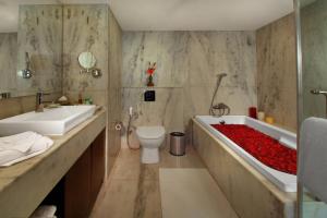 Koupelna v ubytování Four Points by Sheraton Hotel and Serviced Apartments Pune