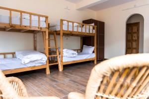 The Kamru Riverside Camps and Resorts客房内的一张或多张床位