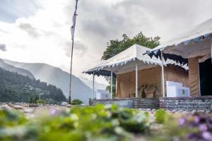 SānglaThe Kamru Riverside Camps and Resorts的一座山地木屋