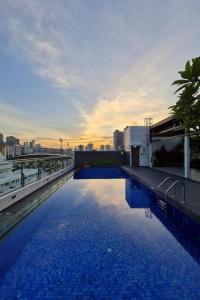 ein großer Pool auf einem Gebäude in der Unterkunft Aqueen Prestige Hotel Lavender in Singapur