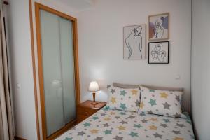 sypialnia z łóżkiem z gwiazdkami w obiekcie Villas Horizonte Capazi w mieście Porto Santo