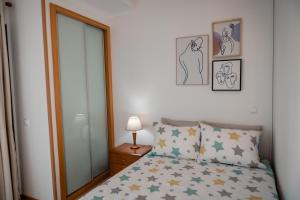 um quarto com uma cama com estrelas em Villas Horizonte Capazi em Porto Santo mais 12 fotografias