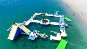 una vista aerea di un parco acquatico con persone in acqua di なにもない幸せな島のリトリート宿 THE BONDS Island Stay a Matsuyama