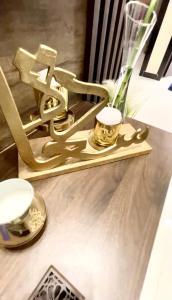 - une table avec un vase et une bougie dans l'établissement الجوهرة الزرقاء بجوار فعاليات سما أبها, à Abha