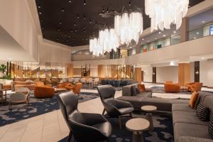 - un hall d'un hôtel avec des canapés et des chaises dans l'établissement The Westin Las Vegas Hotel & Spa, à Las Vegas