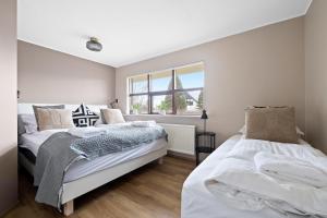 Postel nebo postele na pokoji v ubytování Venture Vacation-Restful Retreat in the Suburbs