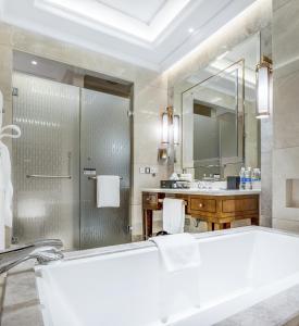 y baño con bañera, ducha y lavamanos. en Sheraton Grand Wuhan Hankou Hotel - Let's take a look at the moment of Wuhan en Wuhan