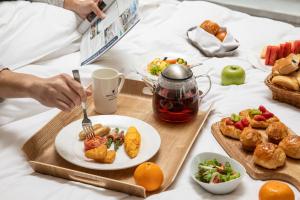 una mesa con un plato de comida en una cama en JW Marriott Hotel Chengdu, en Chengdú