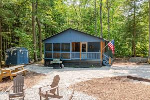 una casita en medio de un bosque en Elk Ridge, en Bridgton