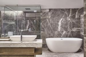 Koupelna v ubytování Yogyakarta Marriott Hotel