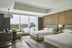 Postel nebo postele na pokoji v ubytování Yogyakarta Marriott Hotel