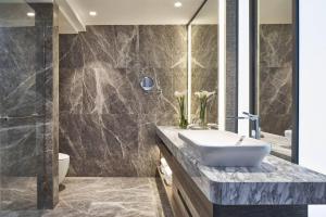 Koupelna v ubytování Yogyakarta Marriott Hotel