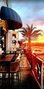 ジョホールバルにある3BR Mount Austin @Midori Green (1 to 8pax)のレストランの外に座るテーブルと椅子