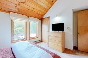 1 dormitorio con 1 cama y TV de pantalla plana en Spellbound, en Londonderry