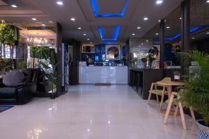 un atrio di un negozio con un soffitto blu di Grand Orlov Apart Hotel a Patong Beach
