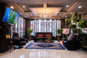 un soggiorno con mobili e un lampadario di Grand Orlov Apart Hotel a Patong Beach
