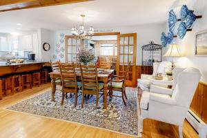 een eetkamer en een keuken met een tafel en stoelen bij The Pond of West Tisbury in West Tisbury