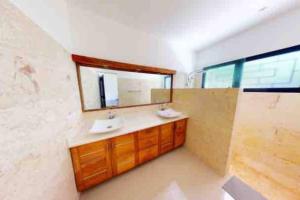 y baño con lavabo y espejo. en Casa Jasmin~7000 m2 of tropical garden, en Las Terrenas